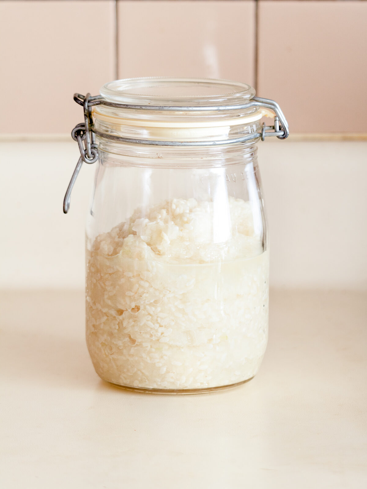 出来上がる前の瓶に入った玉ねぎ麹