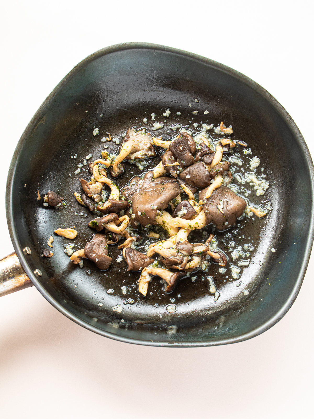 Steamed and stir-fried hiratake mushrooms with seasonings
