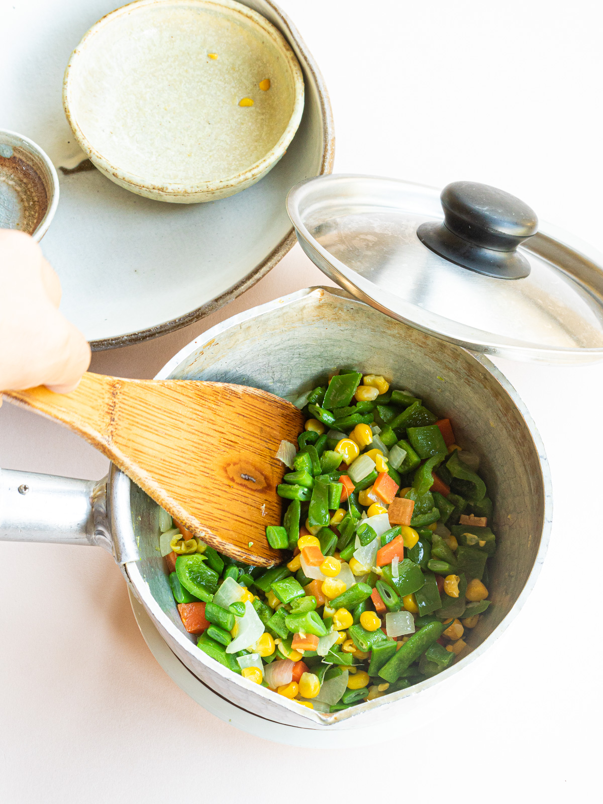 Stir-fry chopped vegetables in a yukihira pan.