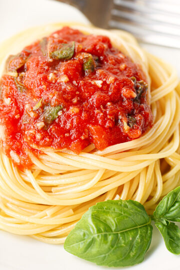 EASY TOMATO AND BASIL PASTA (ONE-POT, 4 INGREDIENTS!)