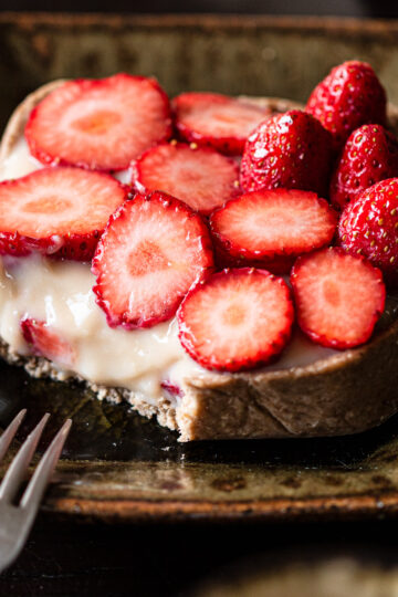 Vegan strawberry custard tart with no-bake oat crust