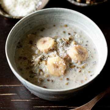 Sweet mung bean brown rice congee with banana and soy milk