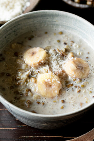 Sweet mung bean brown rice congee with banana and soy milk