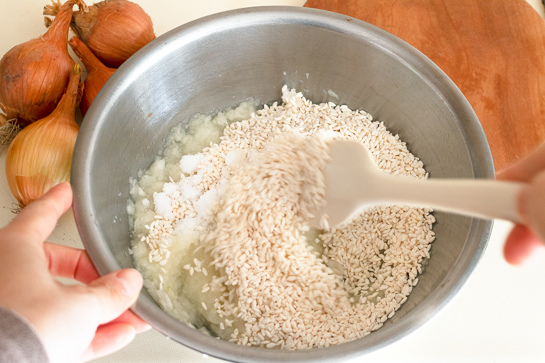 ボールに入った玉ねぎ麹の材料をヘラで混ぜる