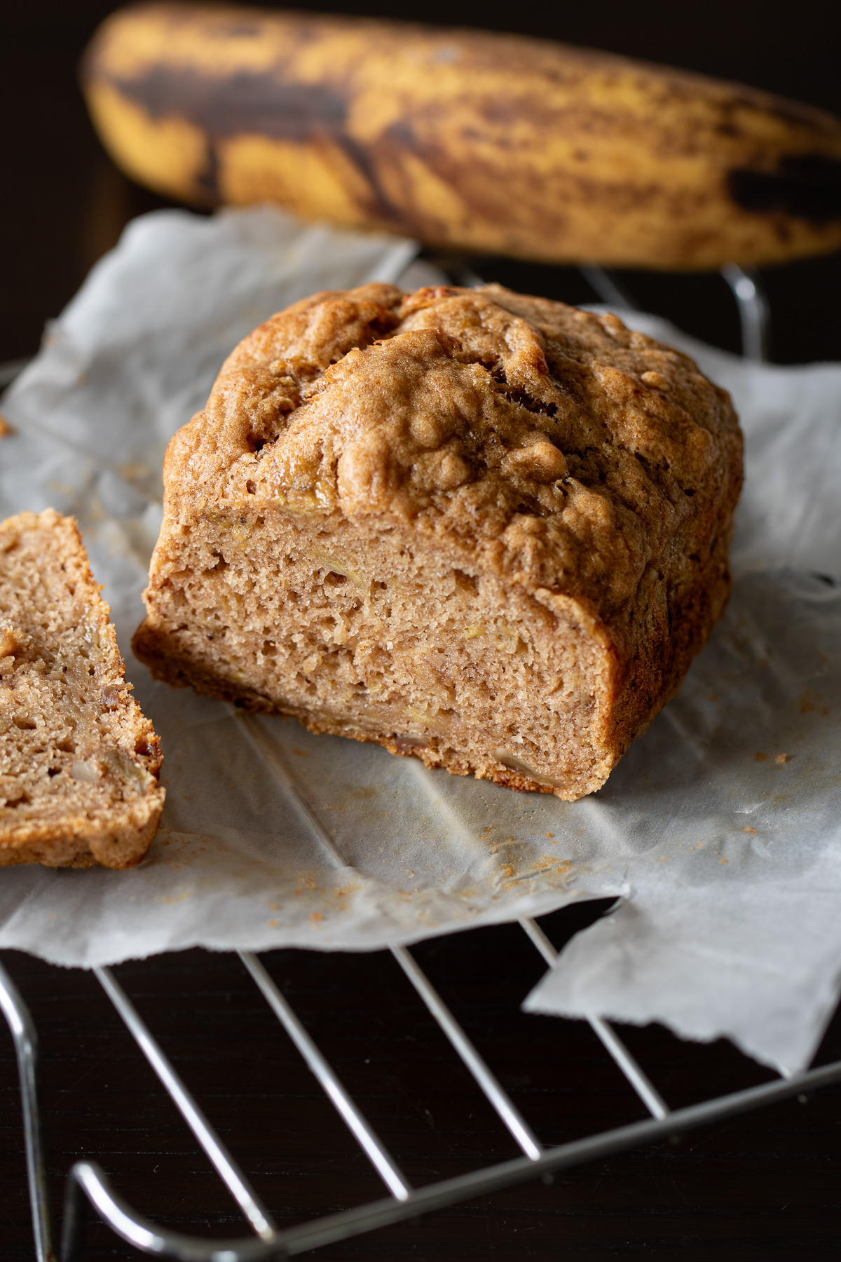 しっとり柔らかいヴィーガンバナナブレッドを切り分けた様子。甘さ控えめで午後のおやつにもぴったり」