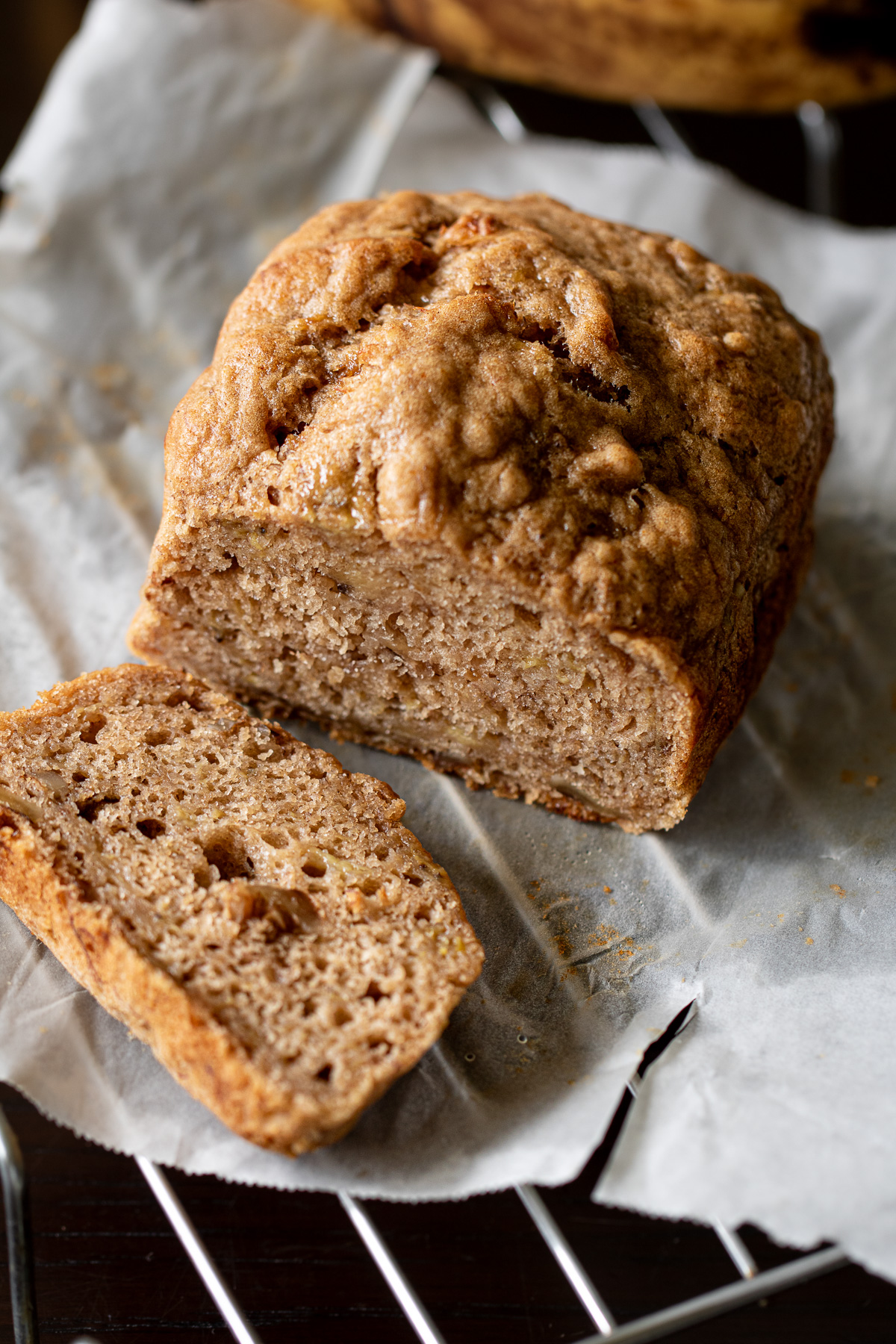 焼き上がったヴィーガンバナナブレッドをラックで冷まし切り分けた様子。