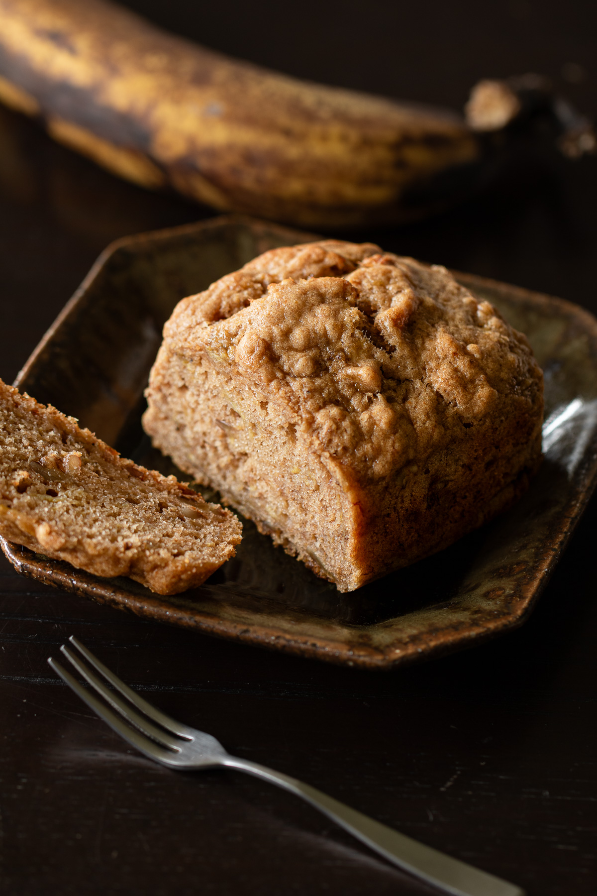 混ぜるだけで作れるふんわりヴィーガンバナナブレッドの完成写真。卵・乳製品不使用、黒糖と完熟バナナの自然な甘みでヘルシーな秋のスイーツ