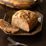 混ぜるだけで作れるふんわりヴィーガンバナナブレッドの完成写真。卵・乳製品不使用、黒糖と完熟バナナの自然な甘みでヘルシーな秋のスイーツ