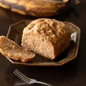 混ぜるだけで作れるふんわりヴィーガンバナナブレッドの完成写真。卵・乳製品不使用、黒糖と完熟バナナの自然な甘みでヘルシーな秋のスイーツ