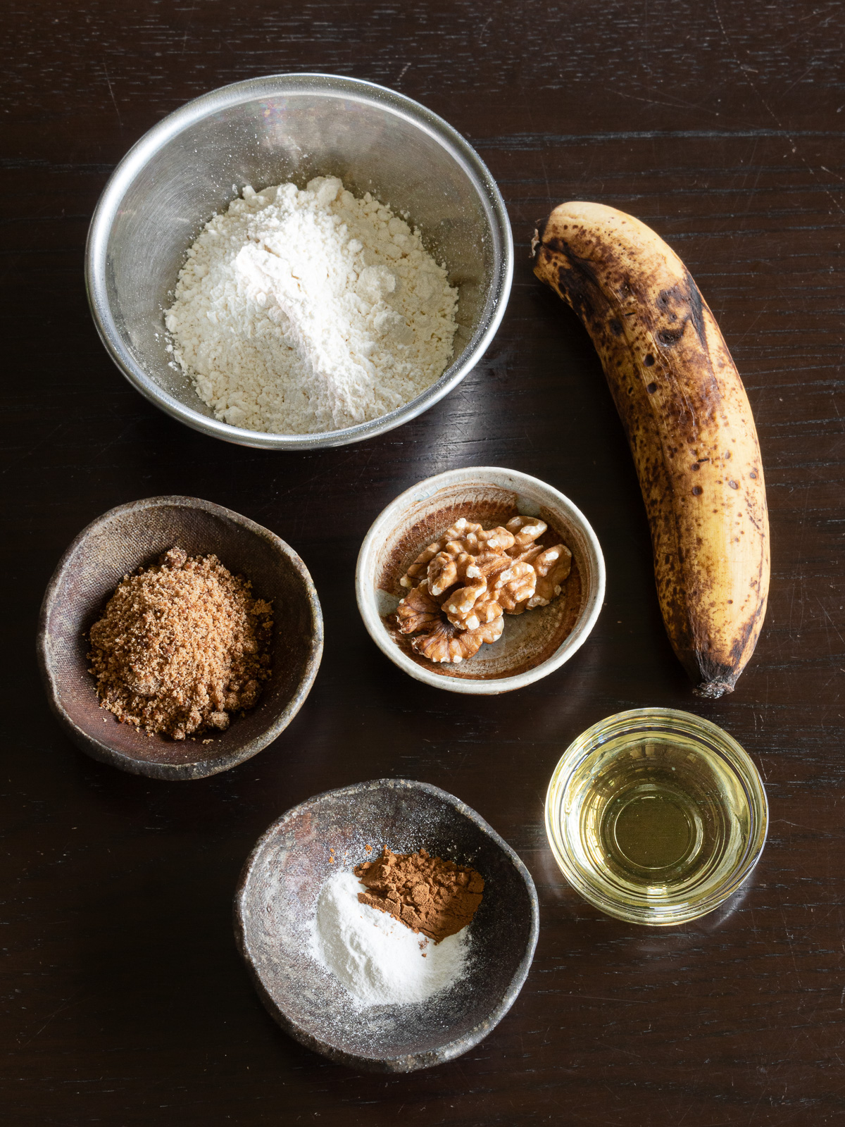 完熟バナナ、薄力粉、粉末黒糖、植物油、ベーキングパウダーなどを揃えたヴィーガンバナナブレッドの材料