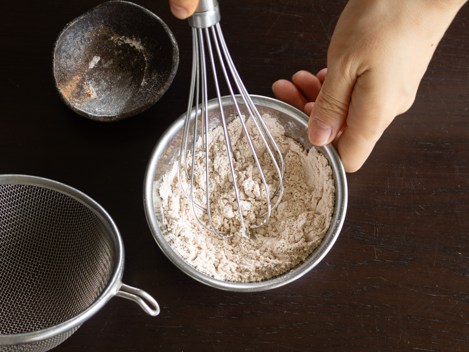 ボウルで薄力粉、シナモン、ベーキングパウダーを混ぜる下準備。簡単で手軽なヴィーガンバナナブレッドレシピ