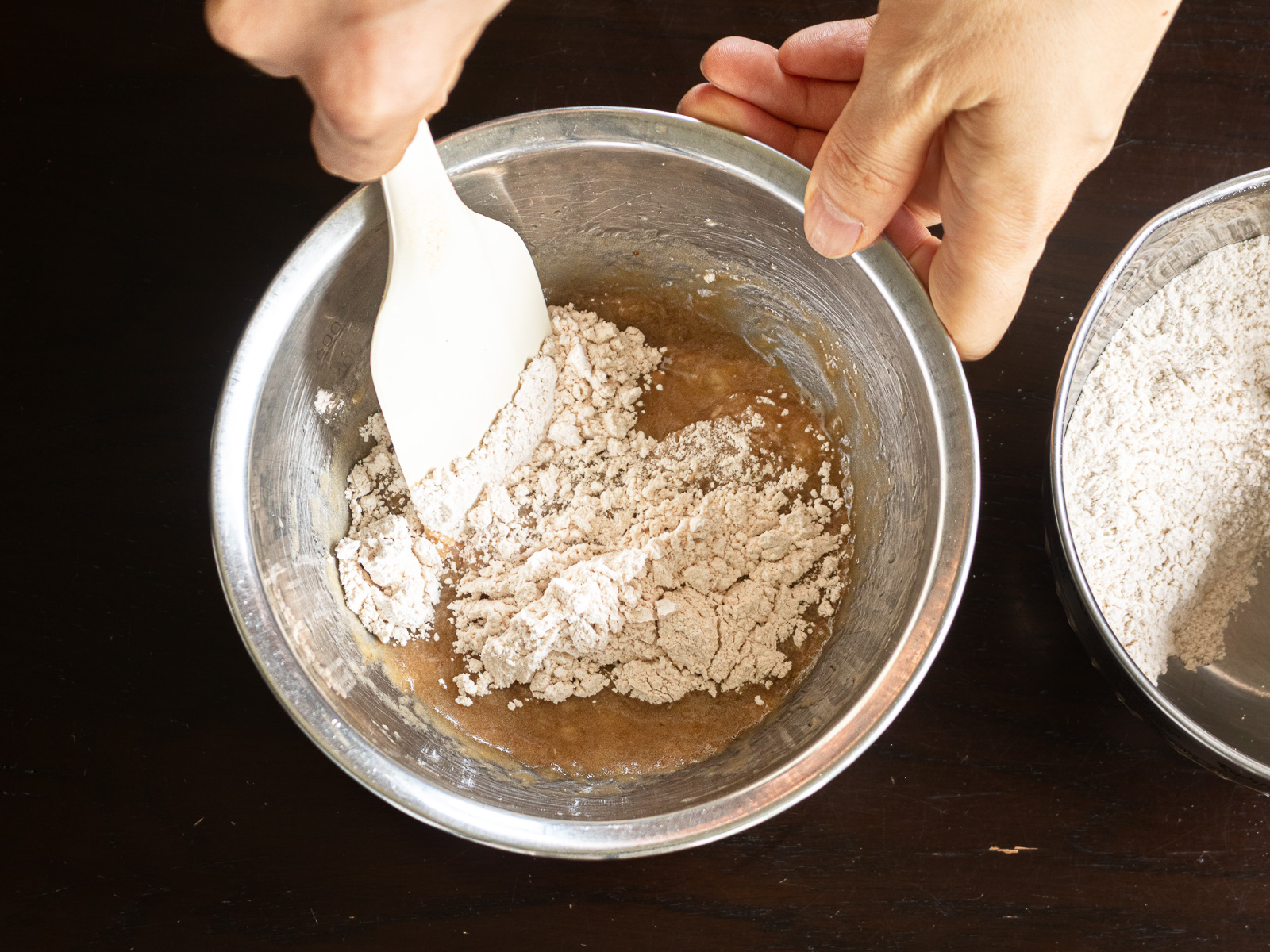 粉類とバナナ液を合わせる混ぜ合わせの様子。ふんわり柔らかい食感に仕上げる簡単レシピ