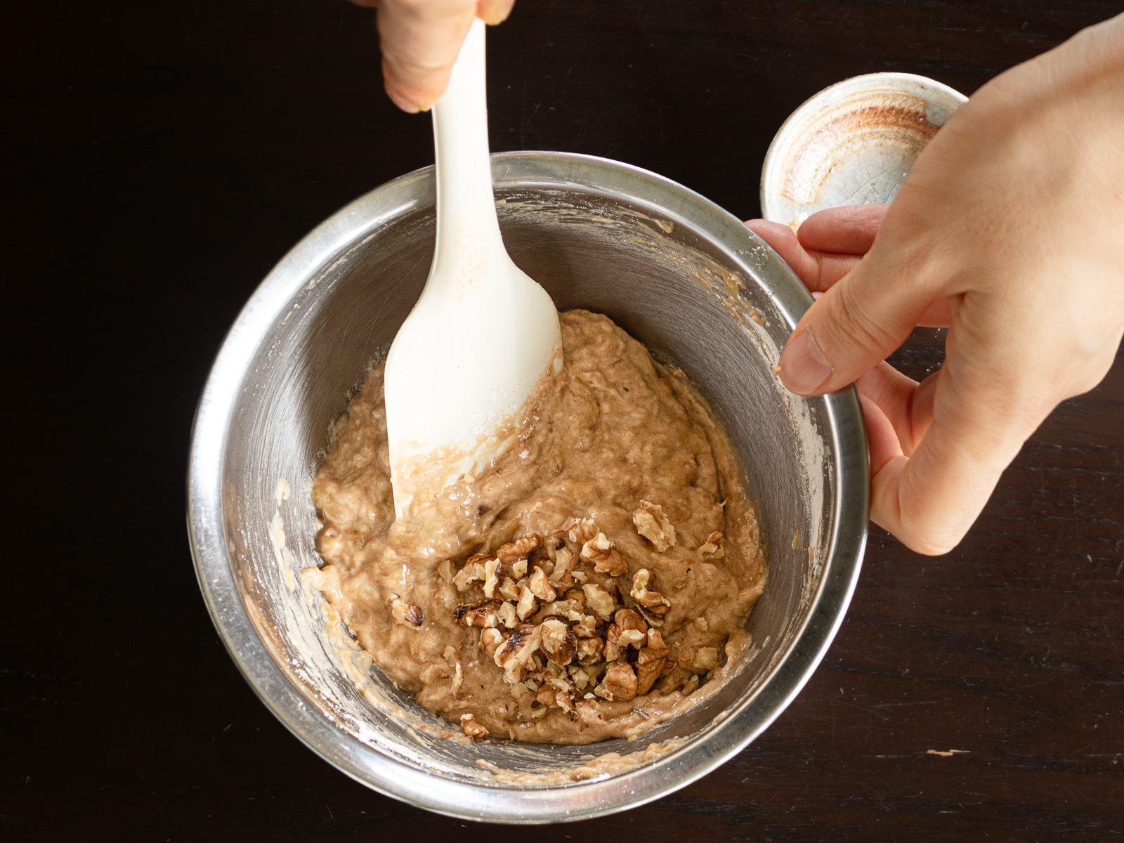 好みで胡桃やドライフルーツを加えるヴィーガンバナナブレッドのアレンジ工程。ナッツ入りで食感も楽しめる