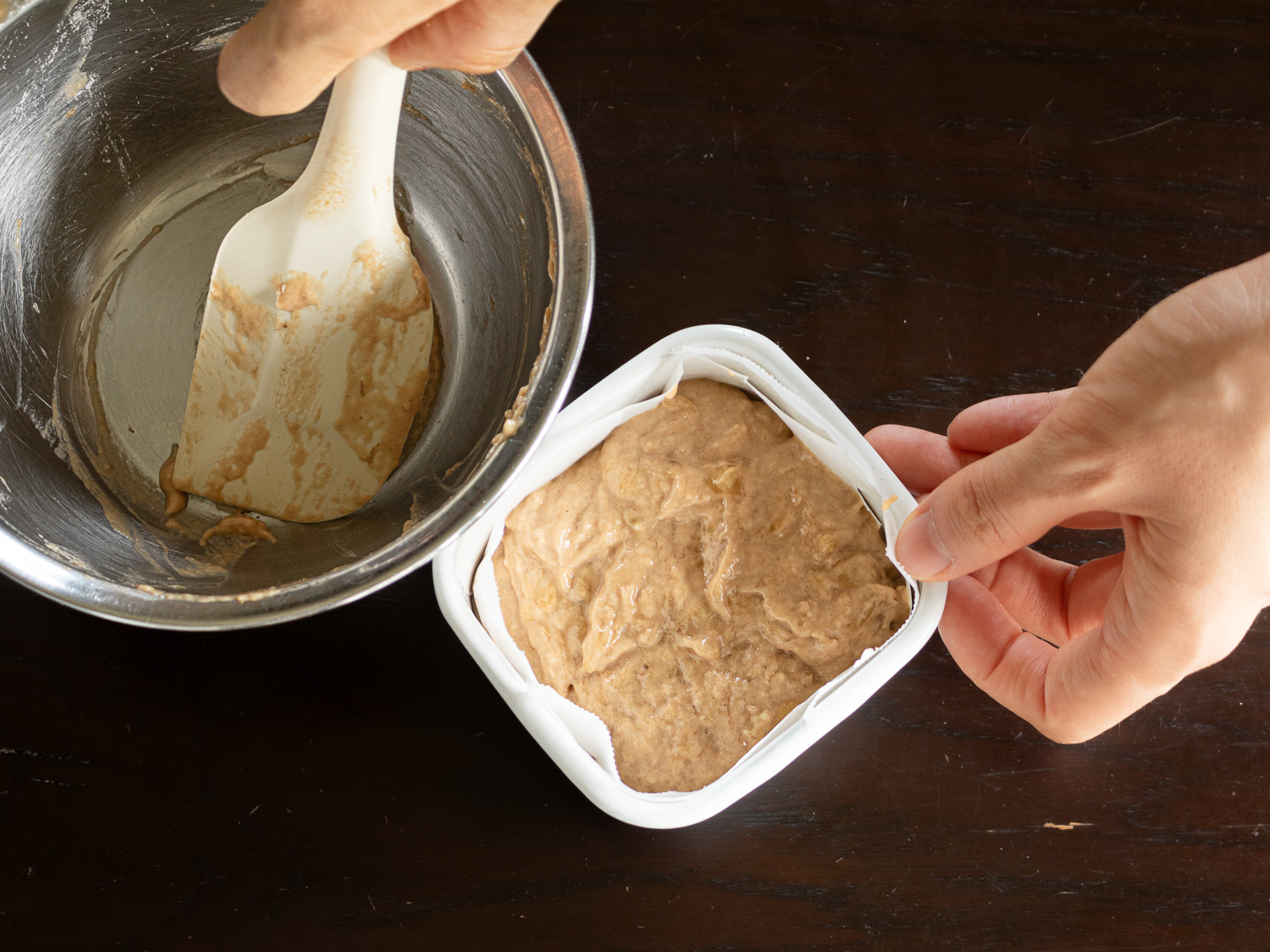 野田琺瑯スクエアS型に生地を入れる様子。少量でふっくら焼ける便利な焼き型を使用