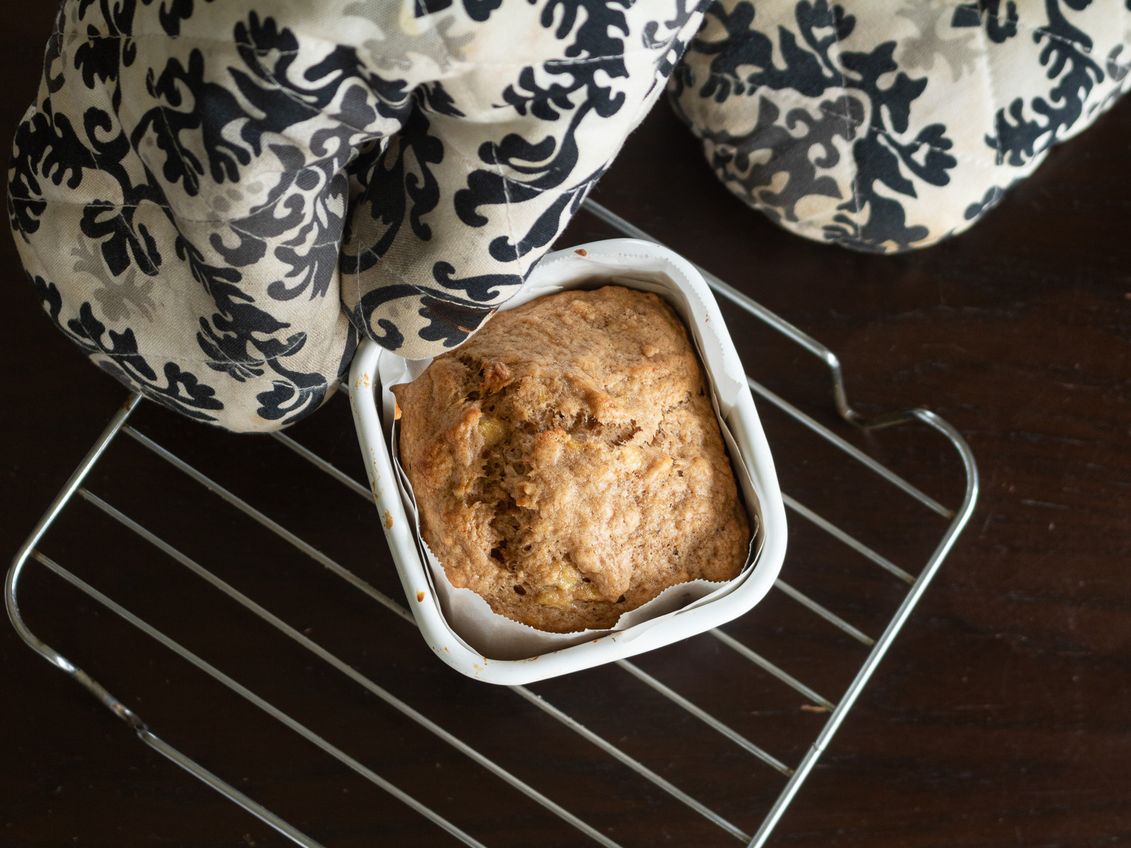 焼き上がったヴィーガンバナナブレッド。黒糖の香りとバナナの甘みが広がる