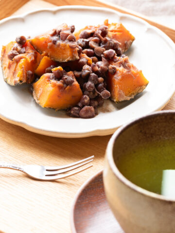 カボチャと小豆の煮物、カボチャのいとこ煮と濃く入れた緑茶