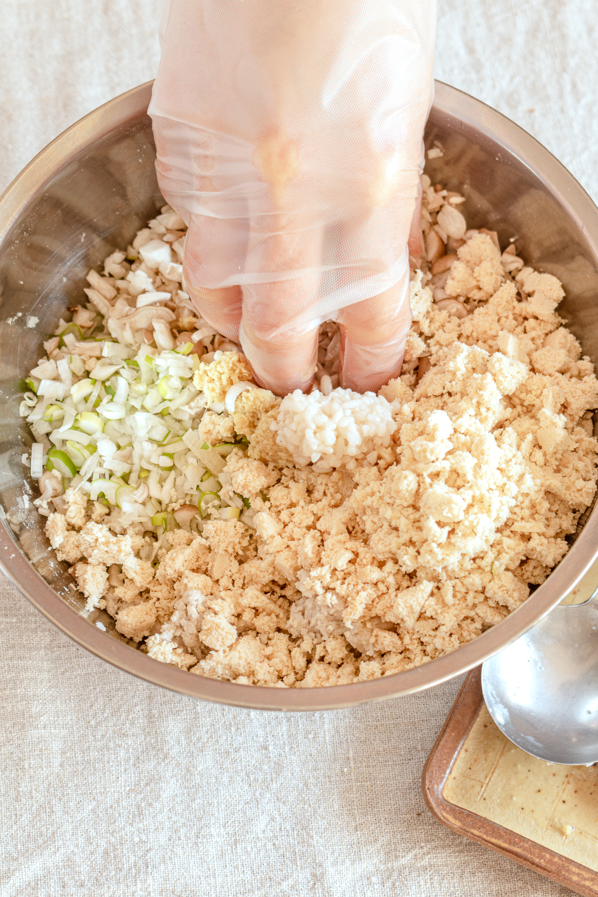 材料を混ぜてタネを作る