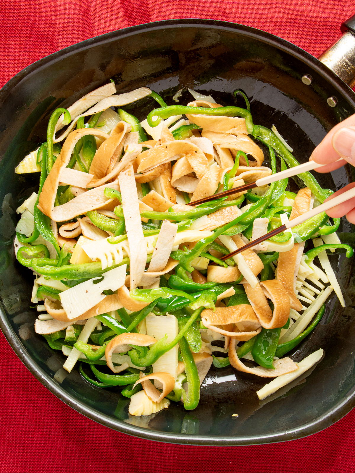 強火で炒めたタケノコとピーマンと板麩