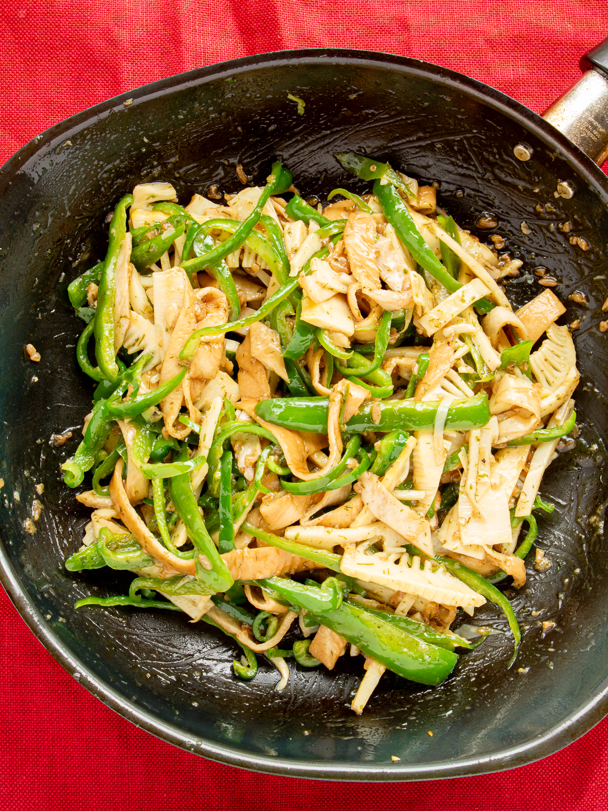 チンジャオロースのタレと炒めた野菜をフライパンで絡める