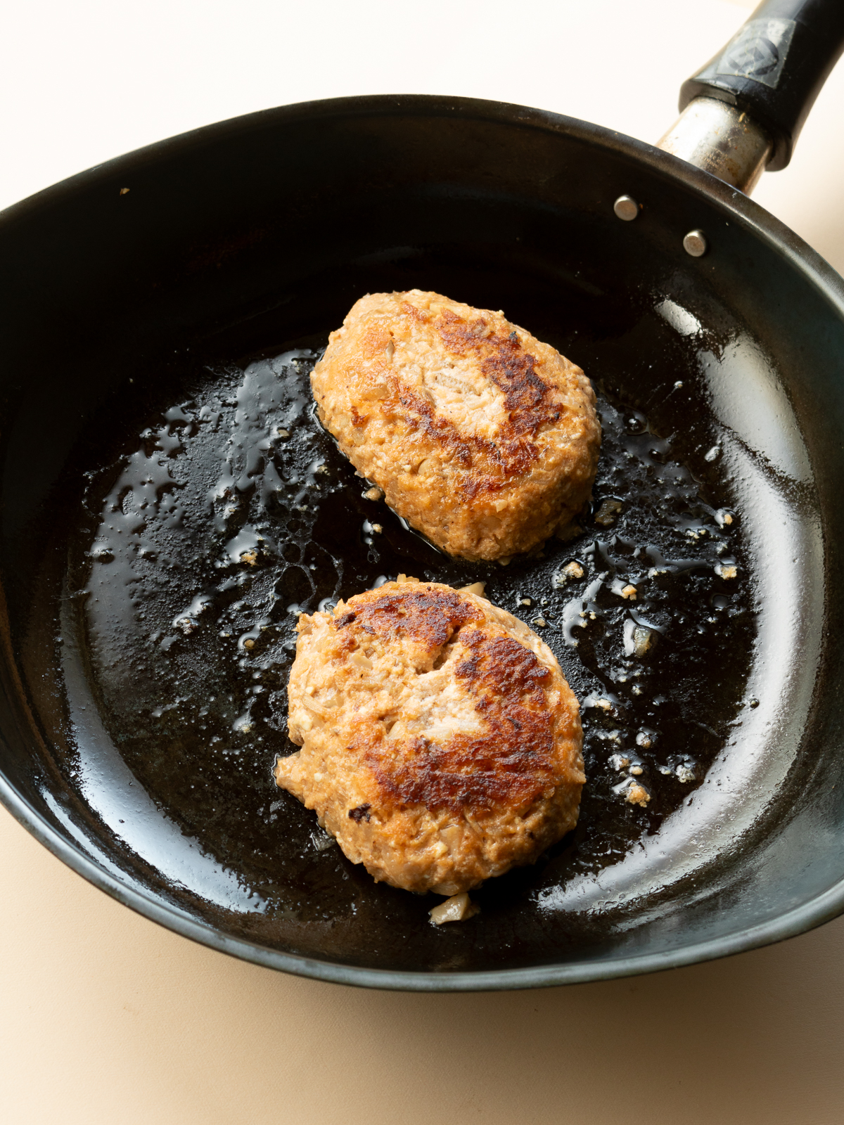 フライパンで焼いてこんがり焼き色のついたヴィーガンハンバーグ