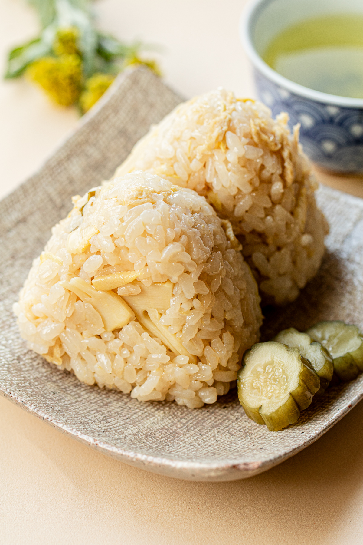 おいしそうなたけのこご飯おにぎり