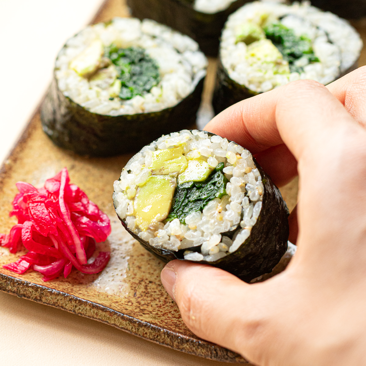 ヴィーガン海苔巻きと玉ねぎの甘酢漬け