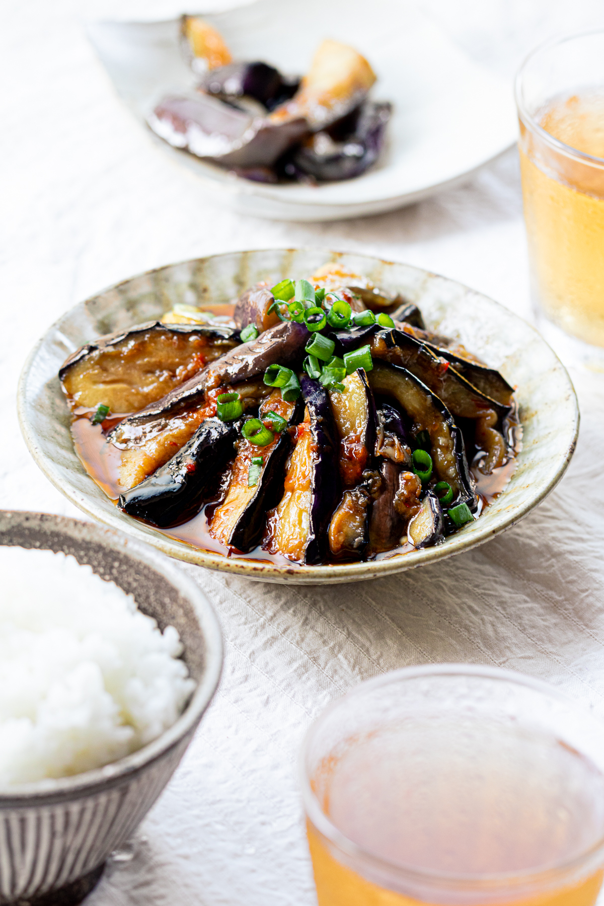 食卓に並んだナスの豆板醤炒め