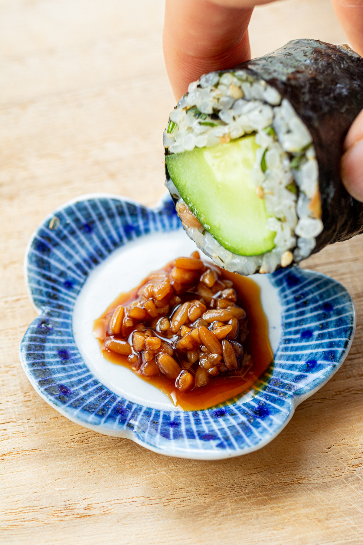 アレンジかっぱ巻きを醤油麹につけているところ