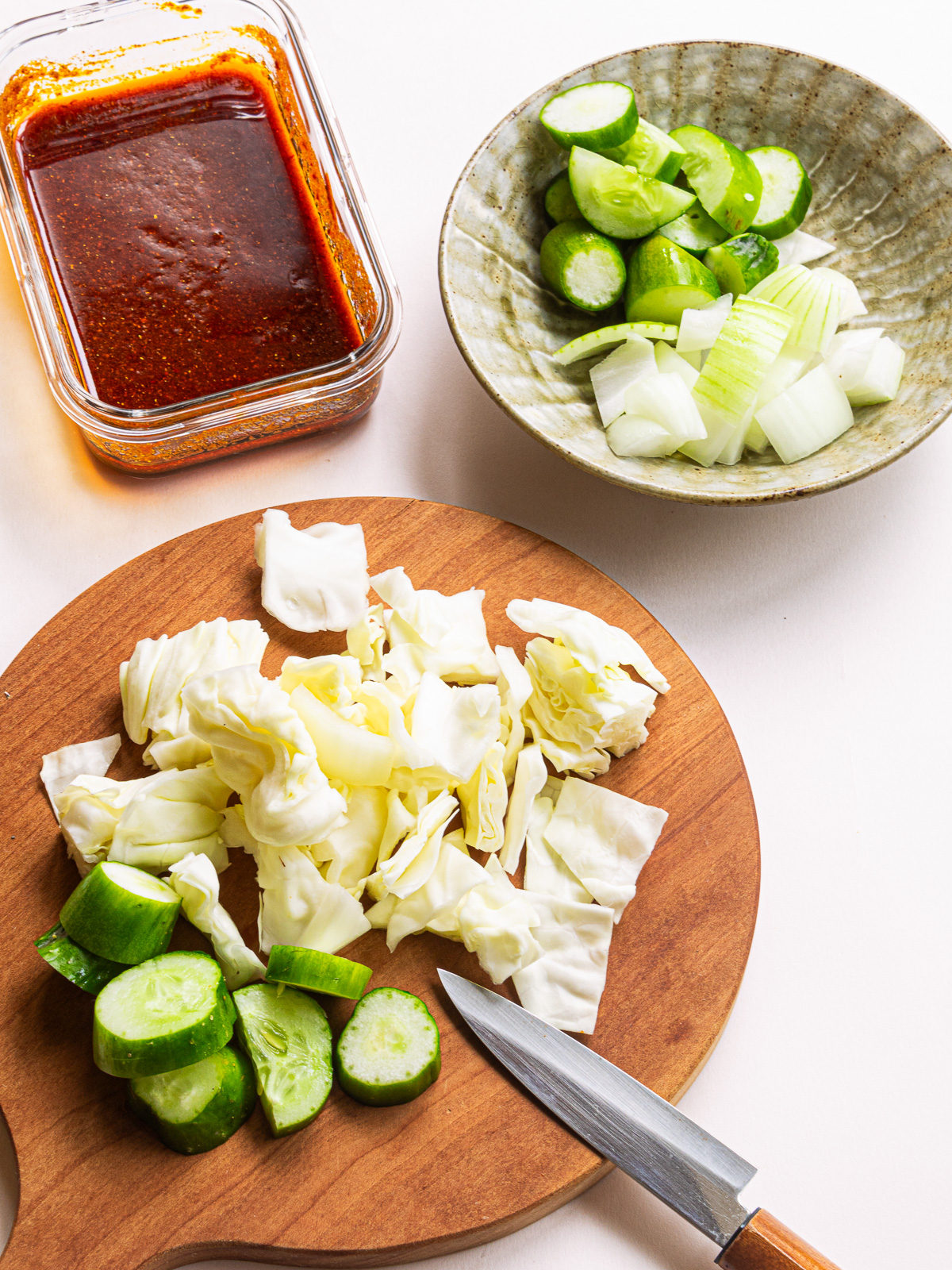 食べやすい大きさに切った野菜と保存容器に入ったアチャールの調味液