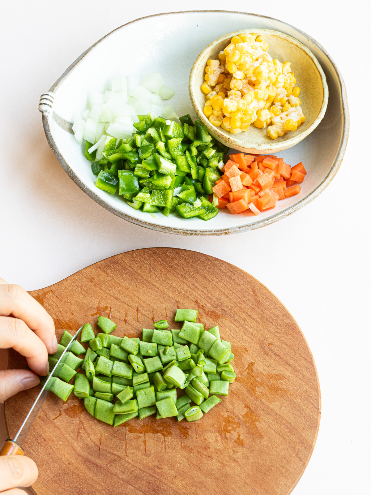 とうもろこしの粒と同じくらいの大きさに角切りした野菜