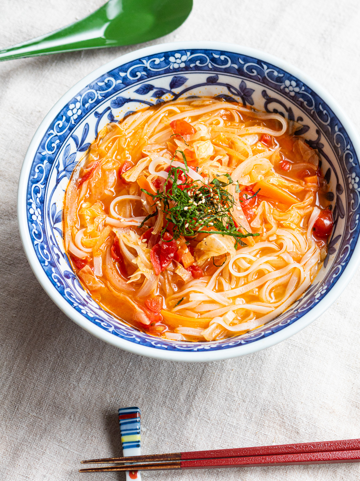 トマトの酸味がほのかに利いたスープヌードル