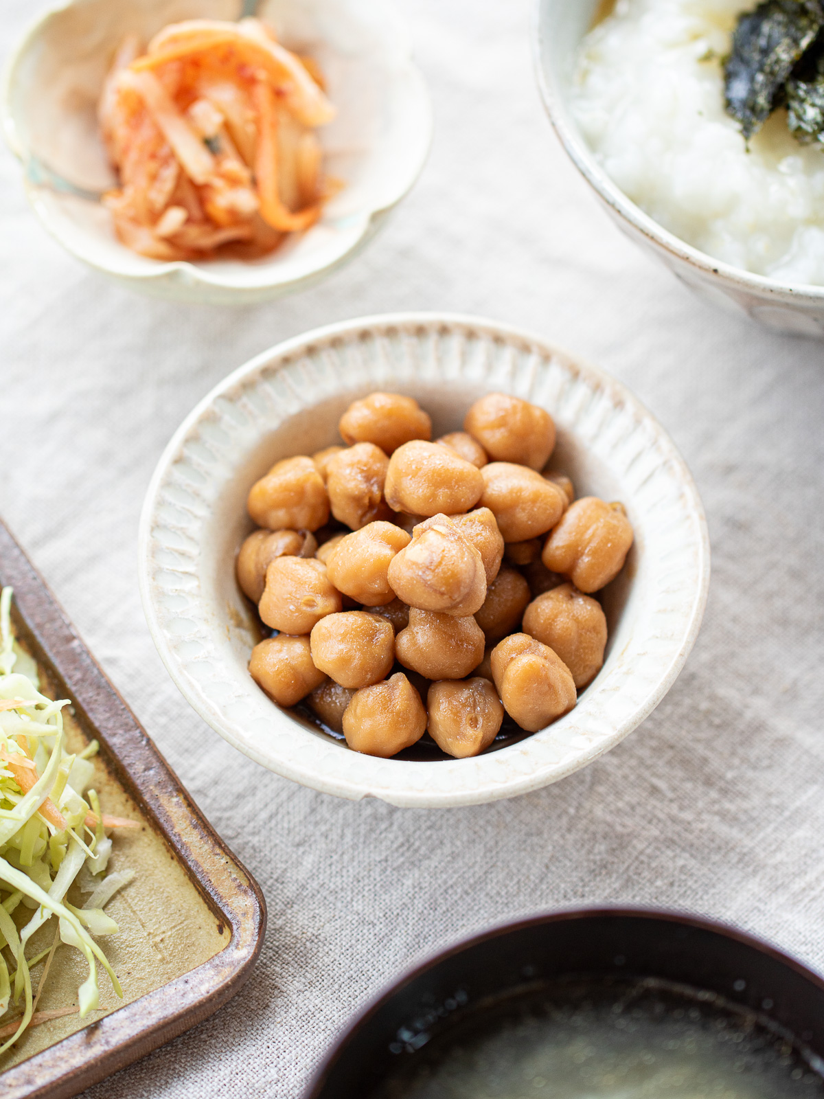 食卓に並んだ韓国式のひよこ豆の煮豆