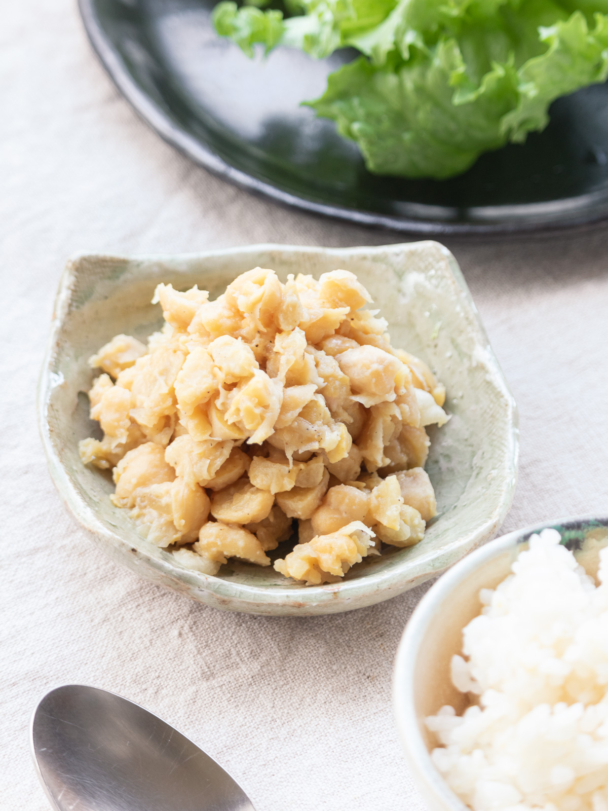 食卓の上に並んだひよこ豆の肉味噌(肉なし)。