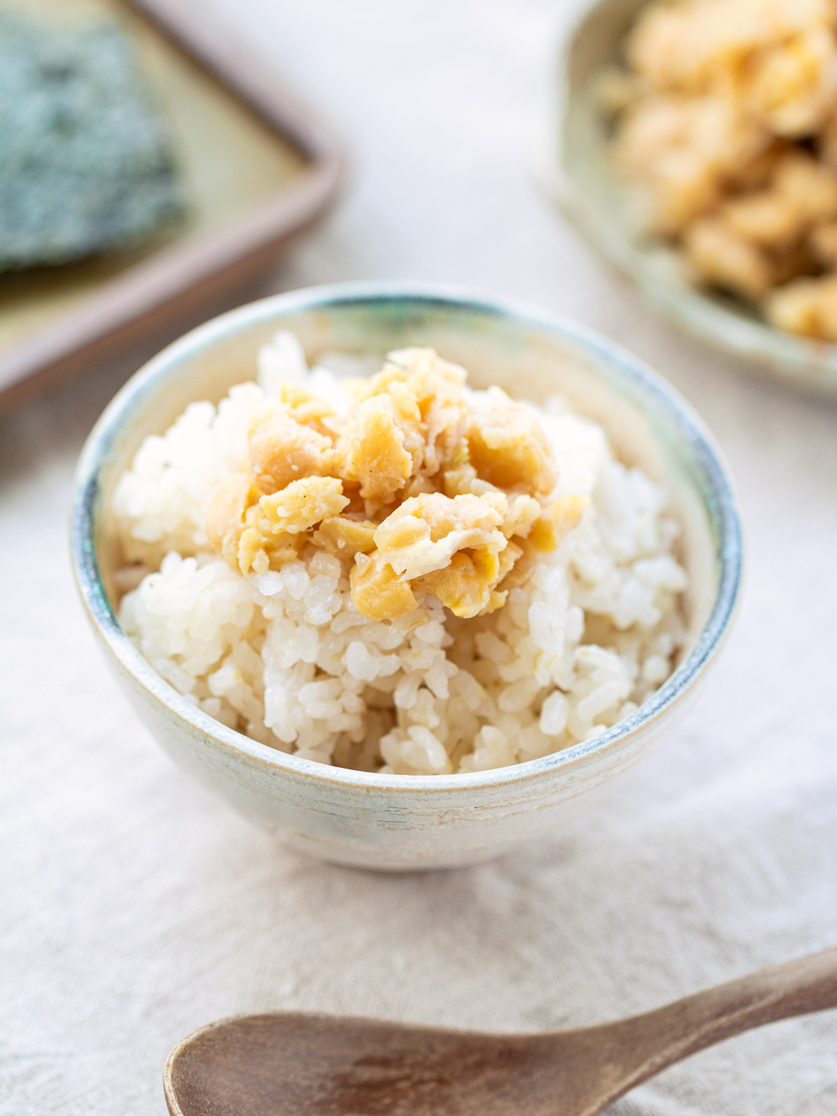 ほかほかご飯の上にのせたひよこ豆の肉味噌（肉なし)