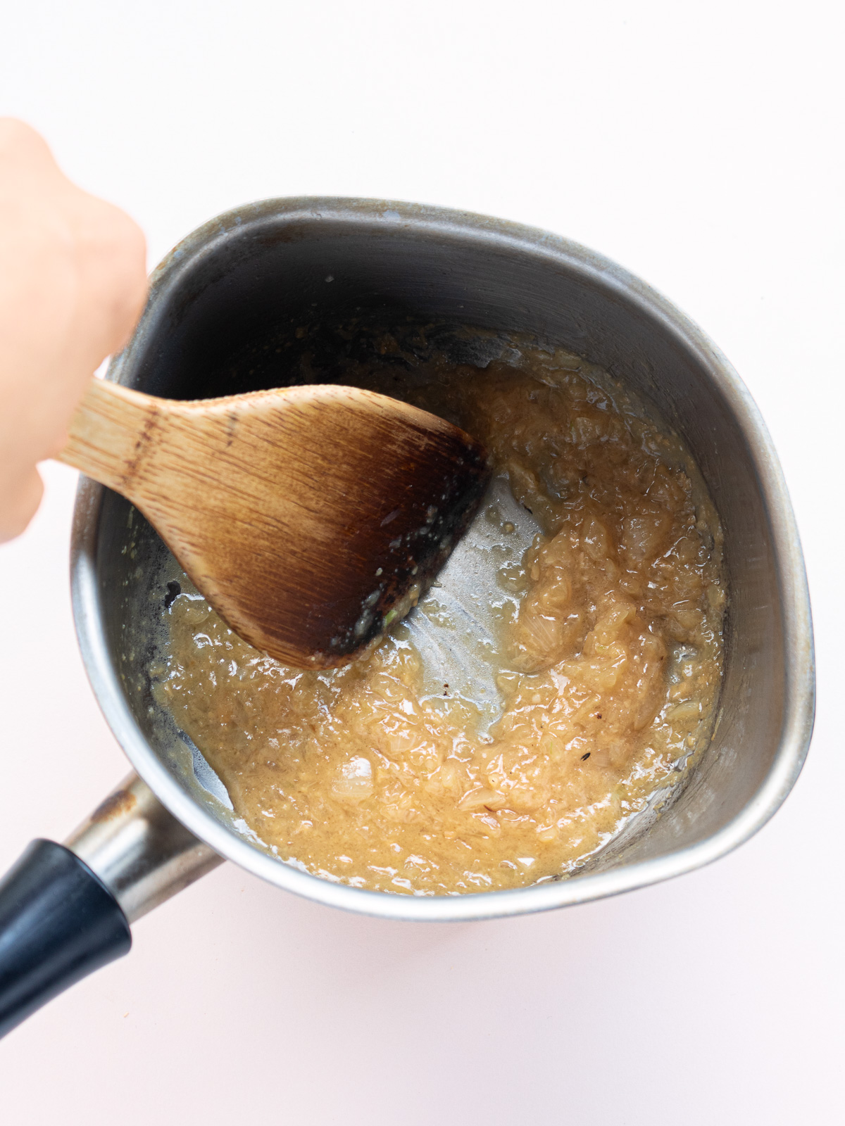 ひよこ豆の肉味噌(肉なし)の調味料を鍋に加えて味噌が溶けるまで炒めたところ