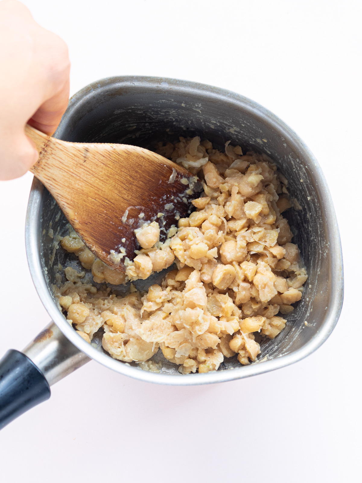 ひよこ豆と肉味噌(肉なし)の調味料を混ぜ合わせていることろ