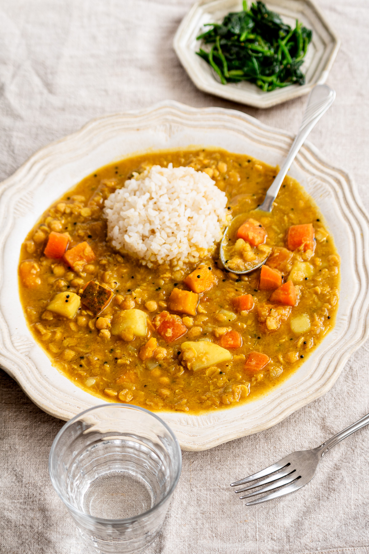 お皿に盛った根菜たっぷりのホクホクひよこ豆のカレー