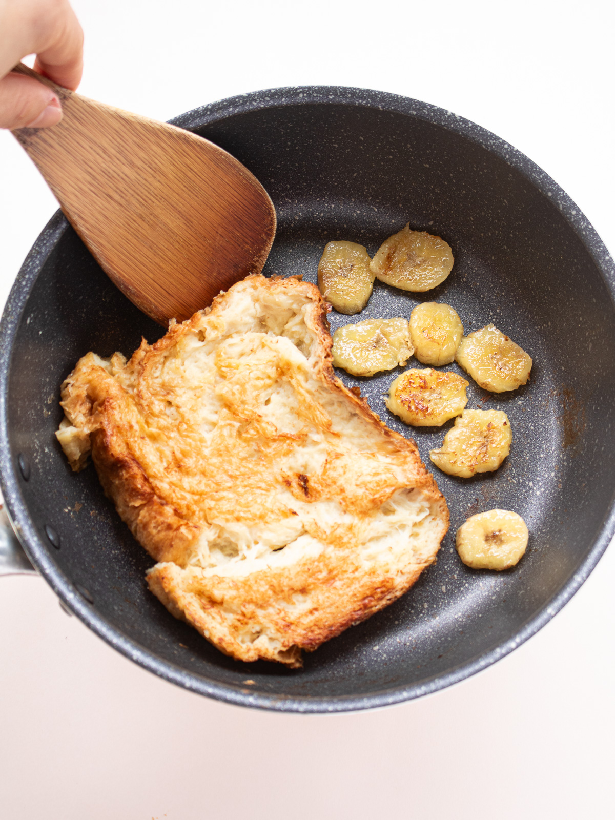 フライパンで焼き色がつくまで焼いたヴィーガン豆乳フレンチトーストと、とろとろのバナナのスライス