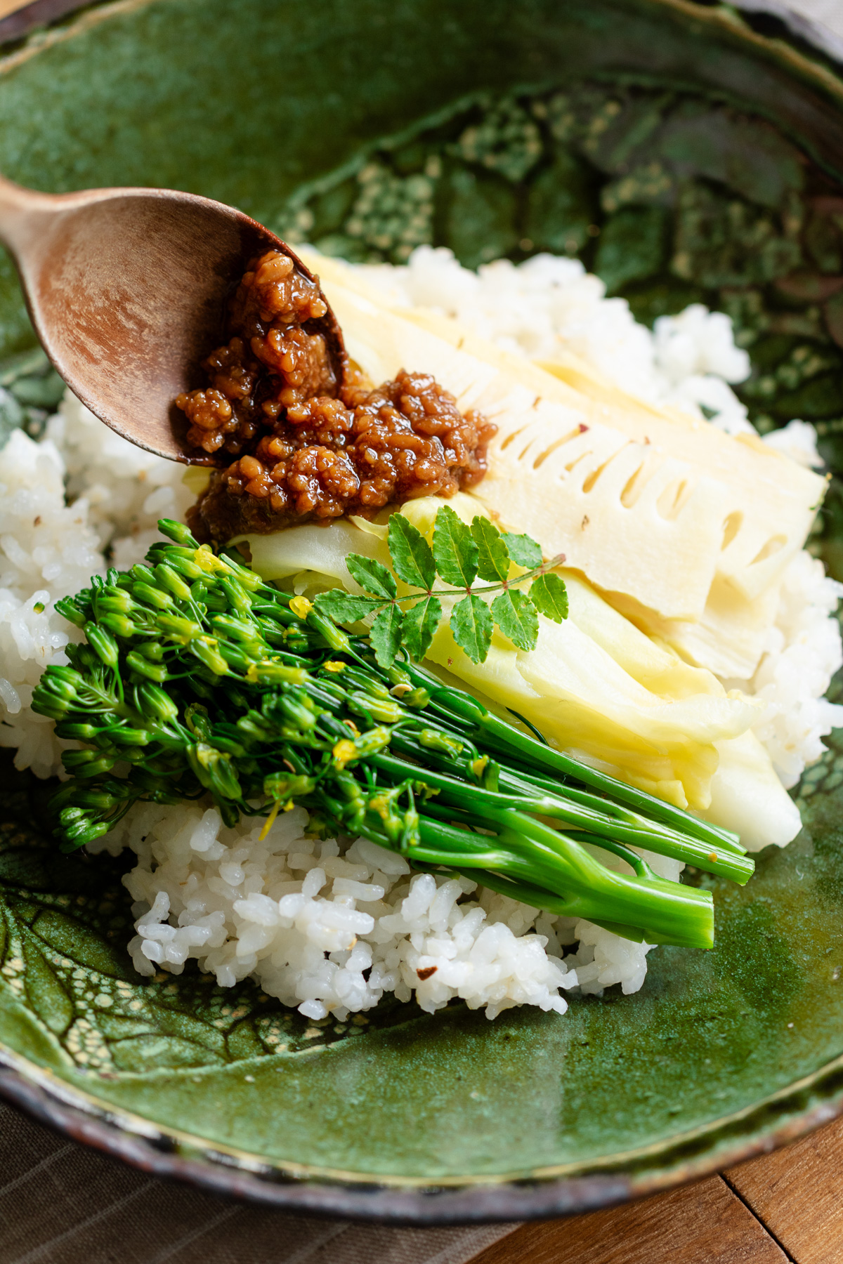 醤油ベースのビビンバだれをかけた春野菜のビビンバ
