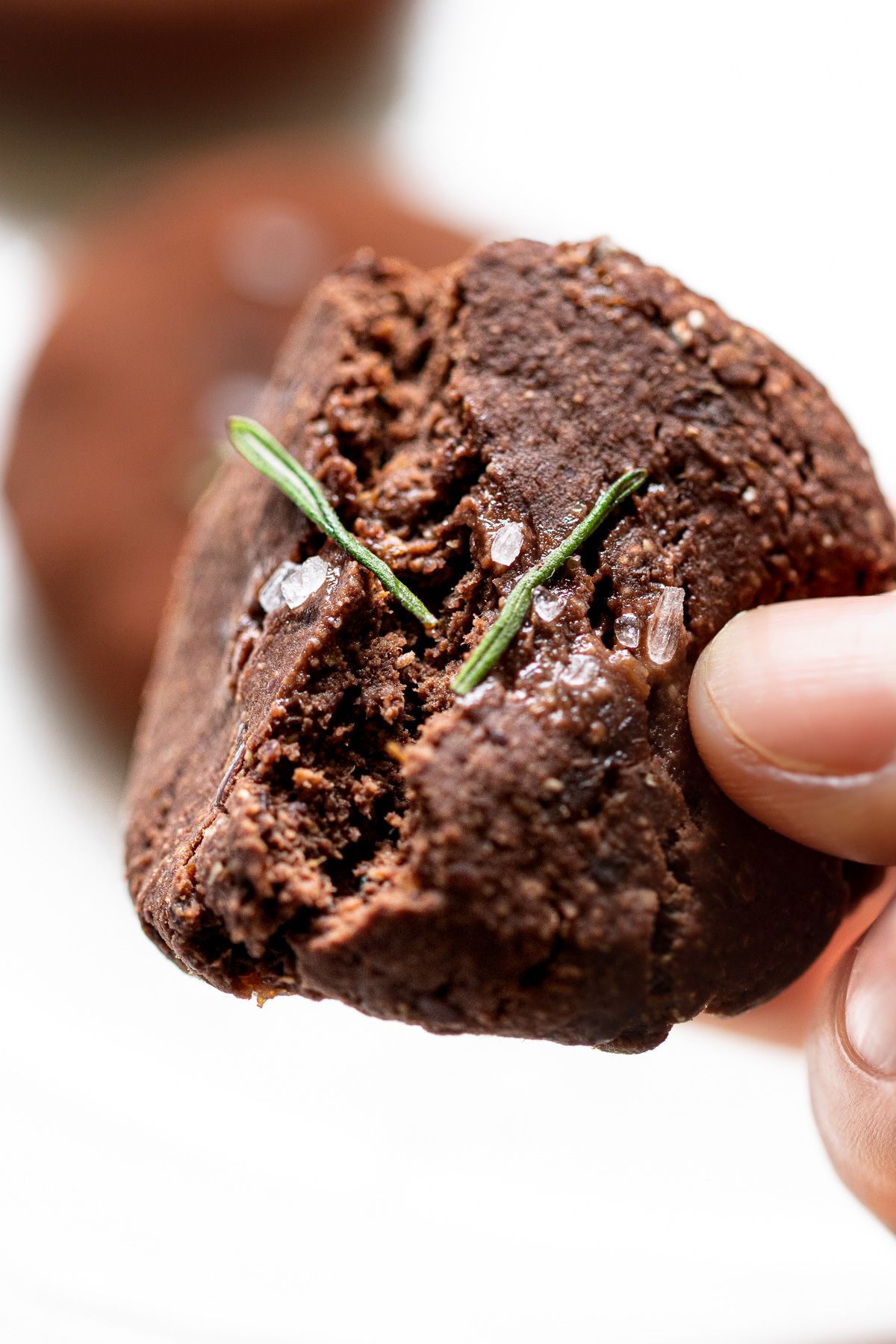 ローズマリーと塩をトッピングした、焼かないヴィーガンクッキー、塩チョコレートローズマリークッキー