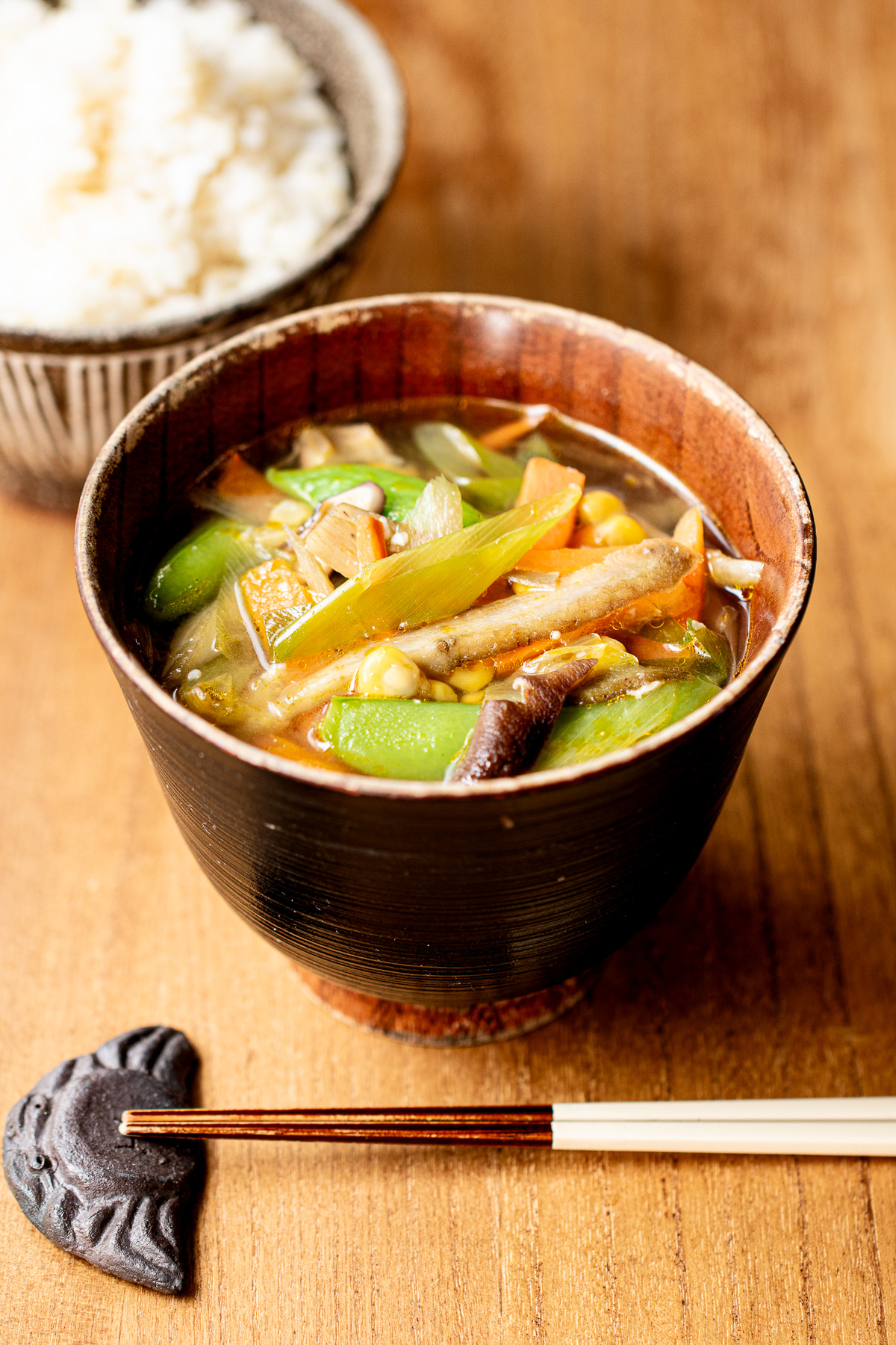 具沢山の塩麹味噌スープ(ヴィーガン)とお椀に盛ったご飯