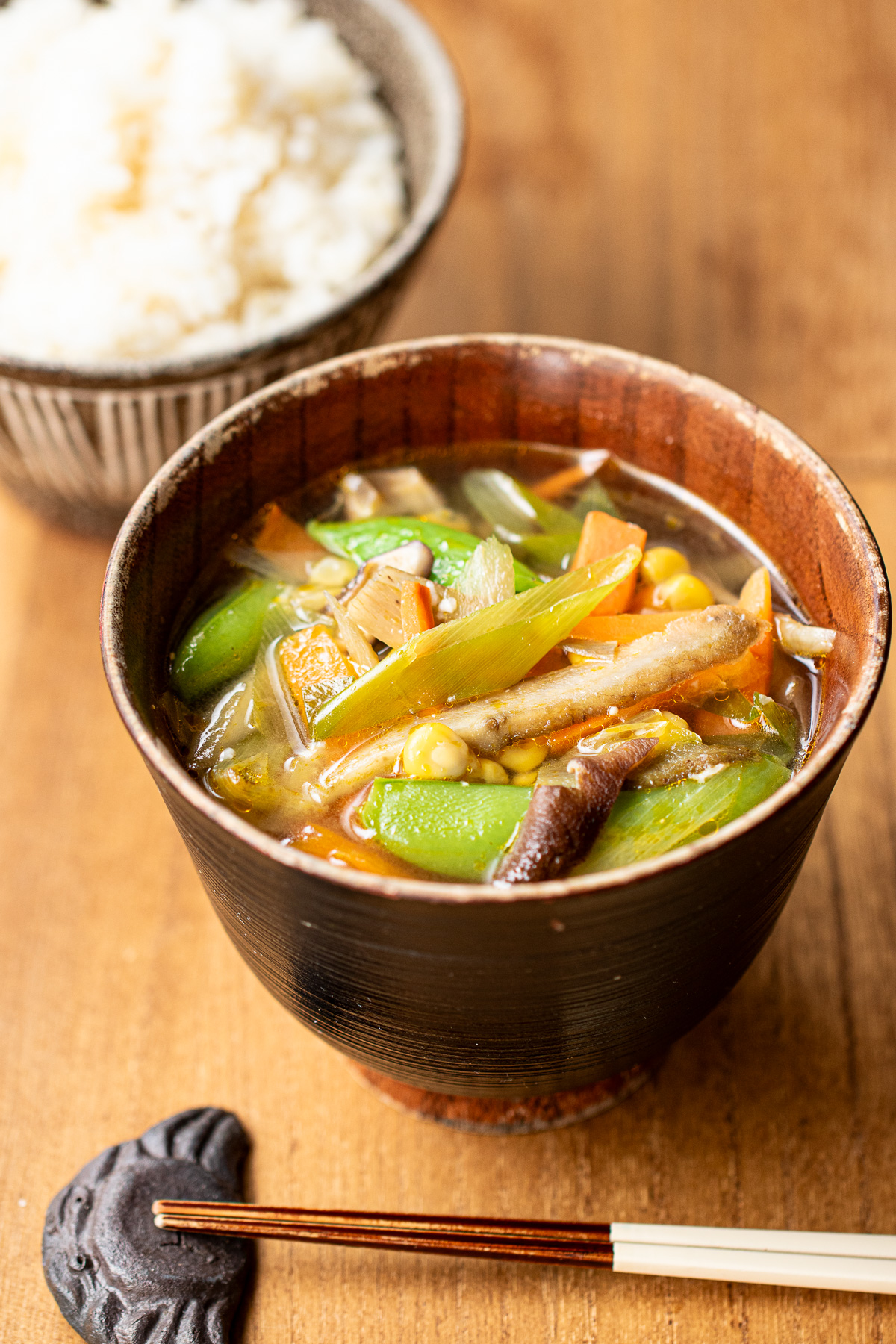 具沢山の塩麹味噌スープ(ヴィーガン)とお椀に盛ったご飯