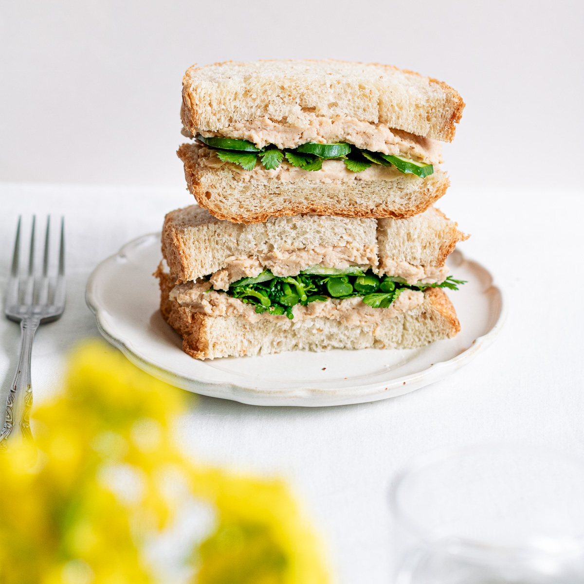 大豆のフムスのサンドイッチ