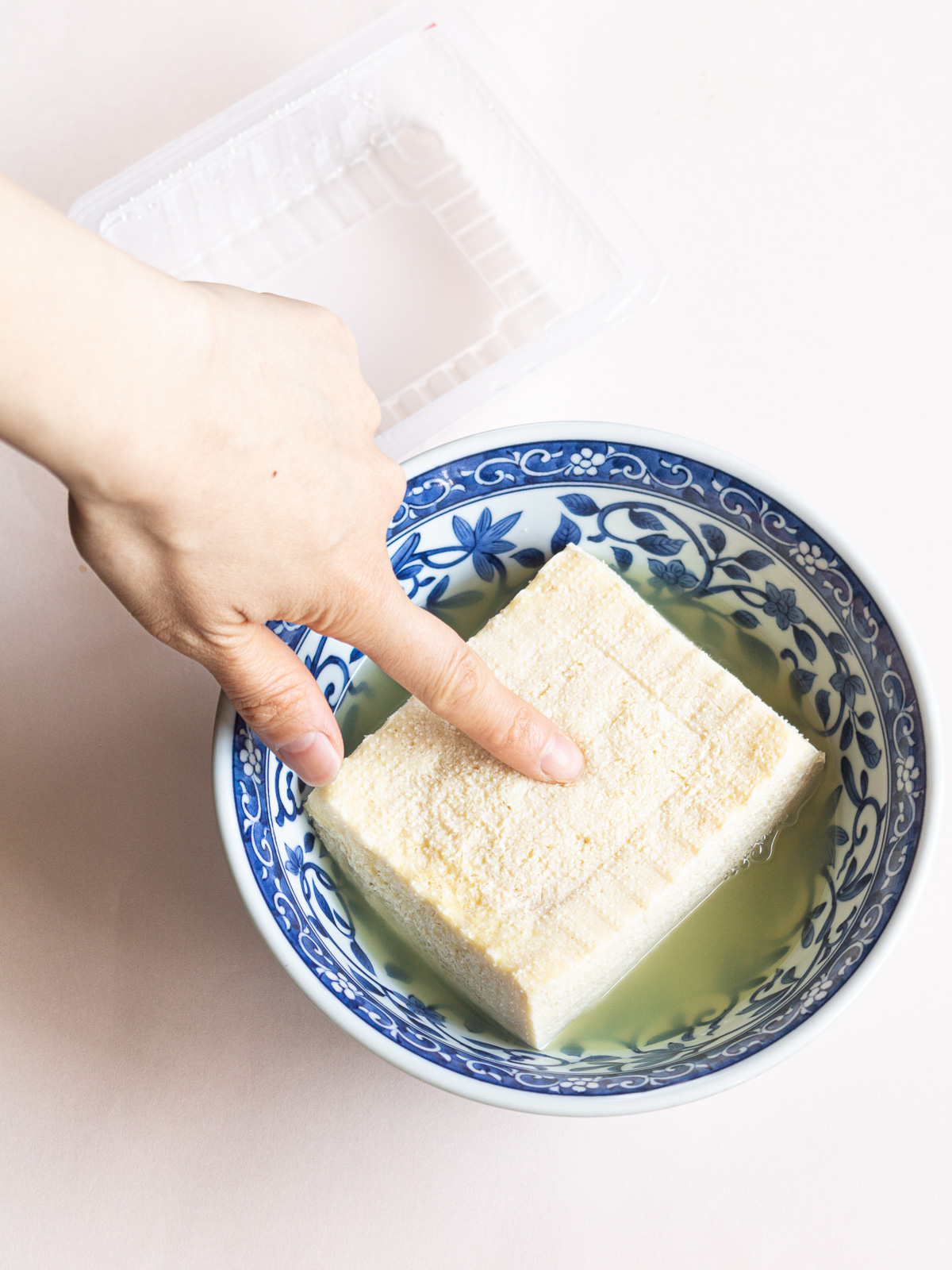 Frozen cotton (momen) tofu that has been defrosted to the center