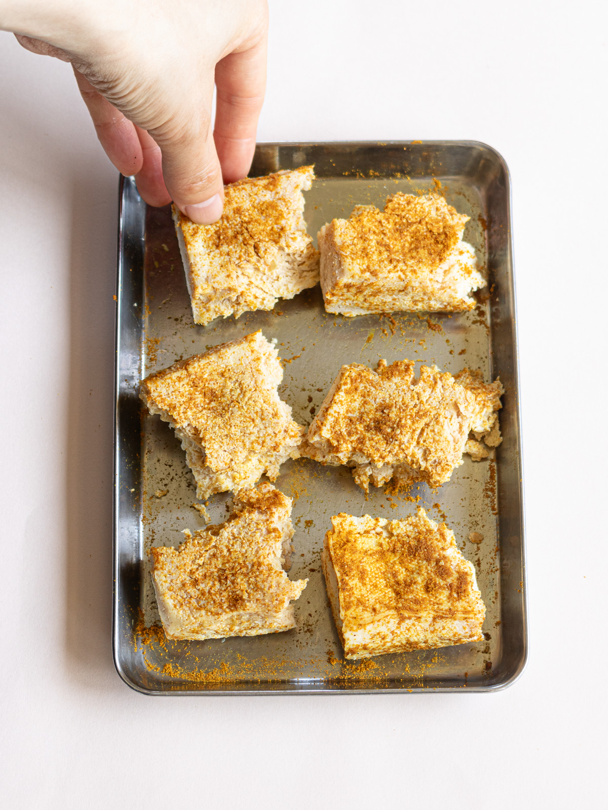 Frozen cotton (momen) tofu with curry powder sprinkled all over the surface