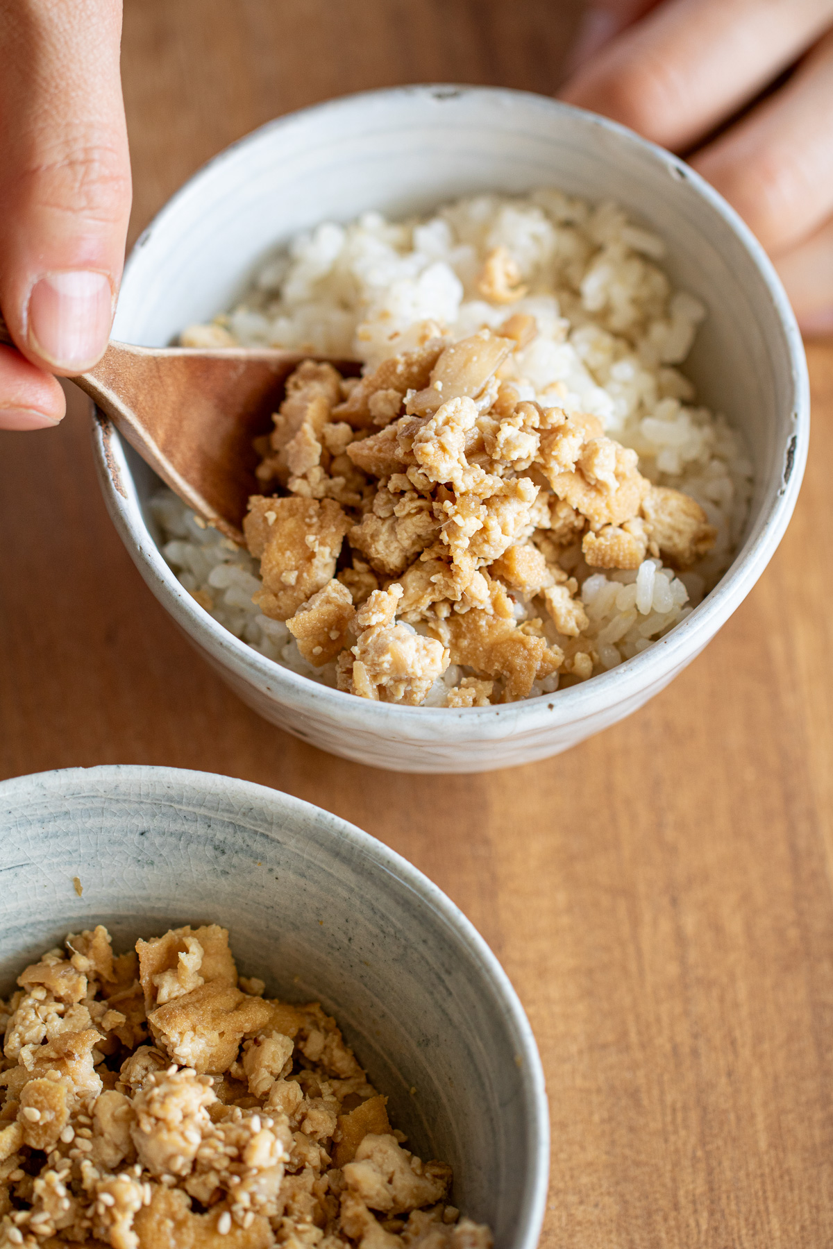 ご飯にのせた厚揚げの豆腐そぼろ