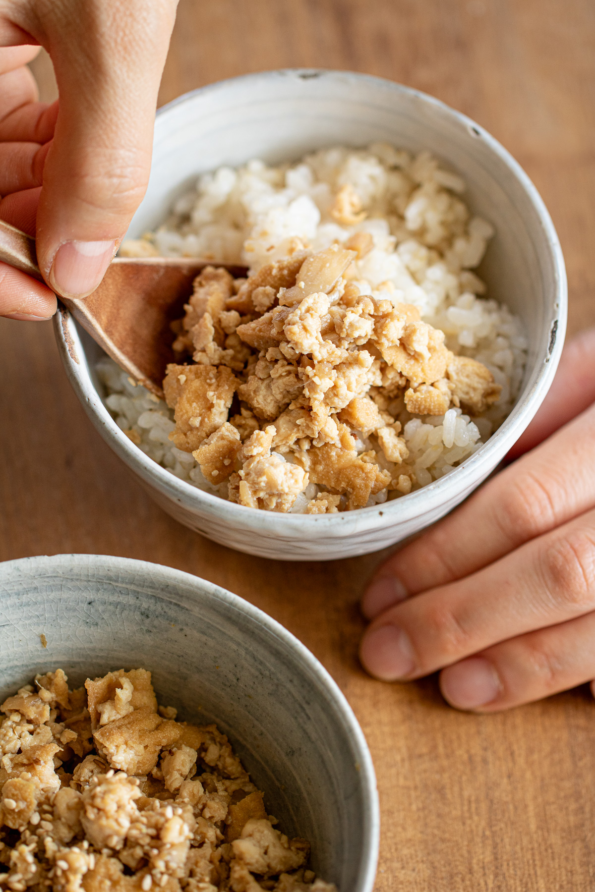 ご飯にたっぷりかけた厚揚げの豆腐そぼろ