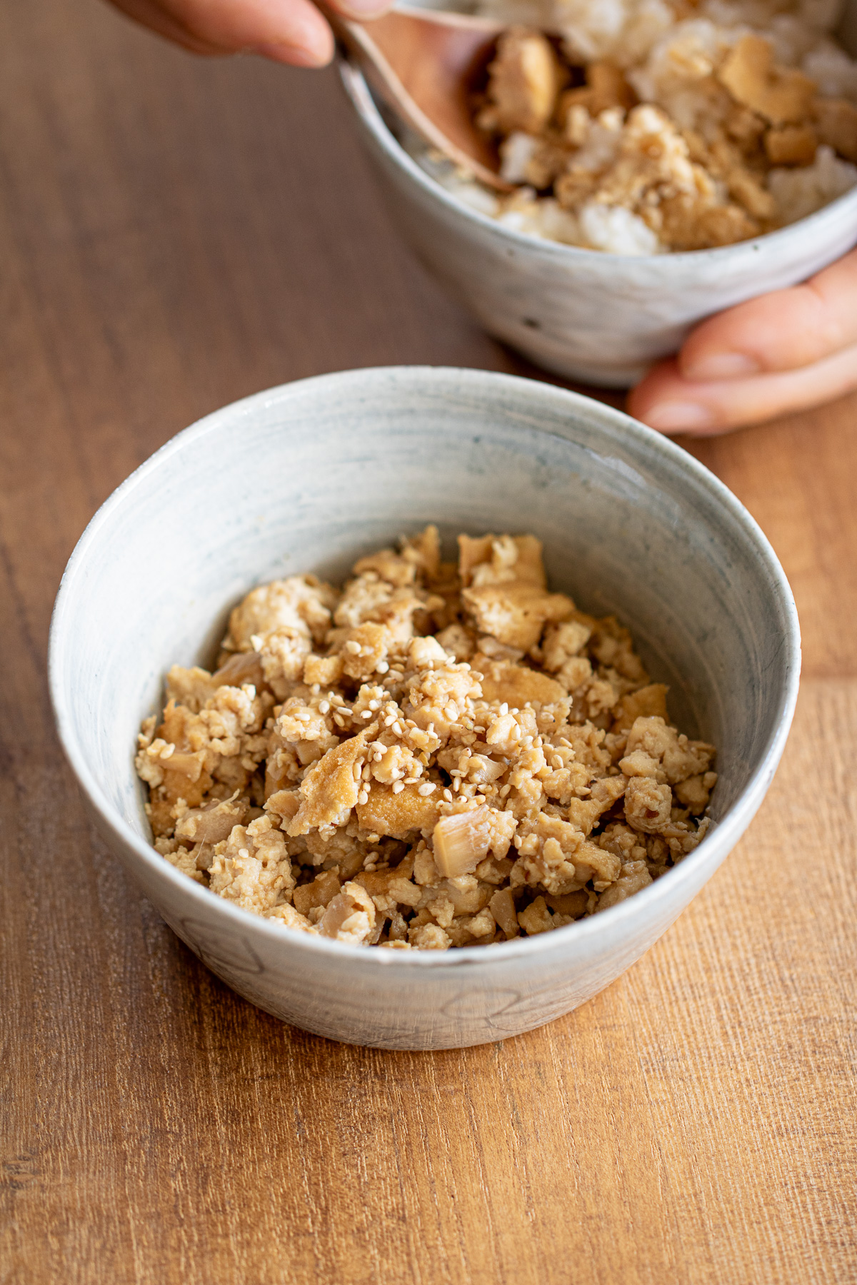 器に盛られた厚揚げの豆腐そぼろ