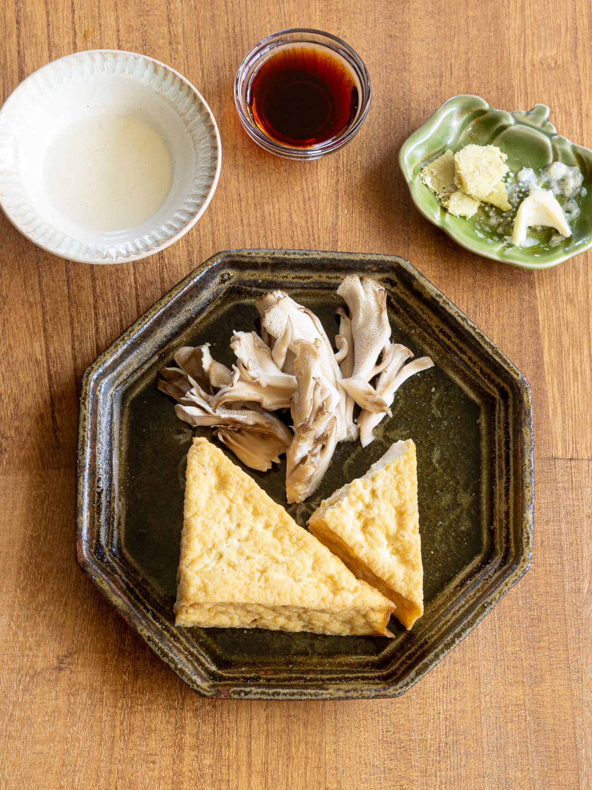 厚揚げ、舞茸、酒、みりん、醤油、すりおろしニンニクと生姜