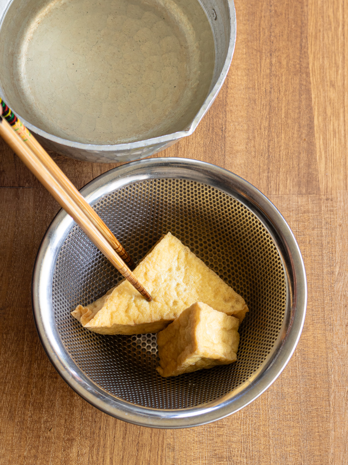 お湯で茹でて油抜きをした厚揚げ